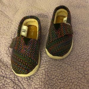 Toddler girl size 5 Toms fur lining